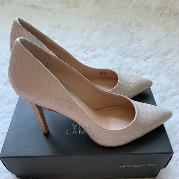 Vince Camuto Kain Pointed Toe Pump - Picture 2 of 7